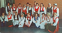 Sunniva-kuoro vuoden 2000 kev&auml;tkonsertin yhteiskuvassa